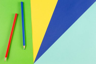 Kırmızı ve mavi kalem ile renkli kağıt