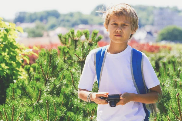 Niño con una cámara digital tomando fotos al aire libre — Foto de Stock