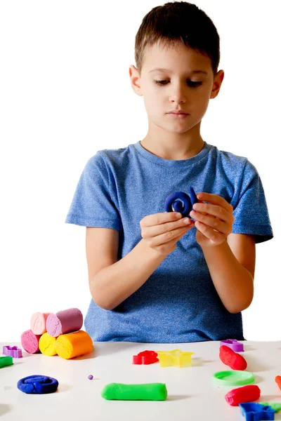 Menino jogando e criando a partir de argila de modelagem ou plasticina . — Fotografia de Stock