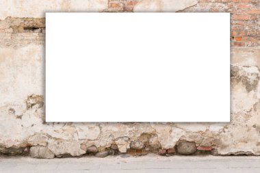 Model yap. Boş ilan panosu, reklam panosu, şehirdeki eski grunge duvarında halka açık bilgi panosu.