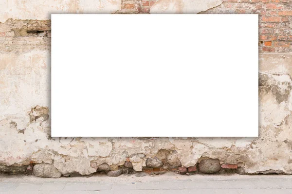 Model yap. Boş ilan panosu, reklam panosu, şehirdeki eski grunge duvarında halka açık bilgi panosu.