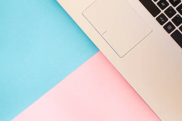 Ovanifrån av laptop notebook på blå och rosa färgbakgrund — Stockfoto