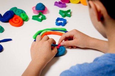 Çocuk oyun ve kil veya hamuru beyaz masaya modelleme oluşturma