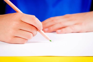 Çocuklar el ile renkli kalemler çizim