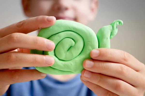 Barn händer gör leksak figur med modellering lera eller Plastilina — Stockfoto