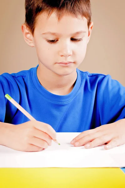 Jongetje tekenen met kleurpotloden — Stockfoto