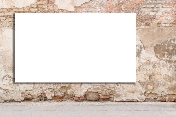 Model yap. Boş ilan panosu, reklam panosu, şehirdeki eski grunge duvarında halka açık bilgi panosu.