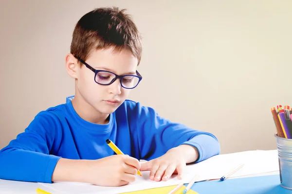 Bambino disegna con matite di colore e pennarelli — Foto Stock