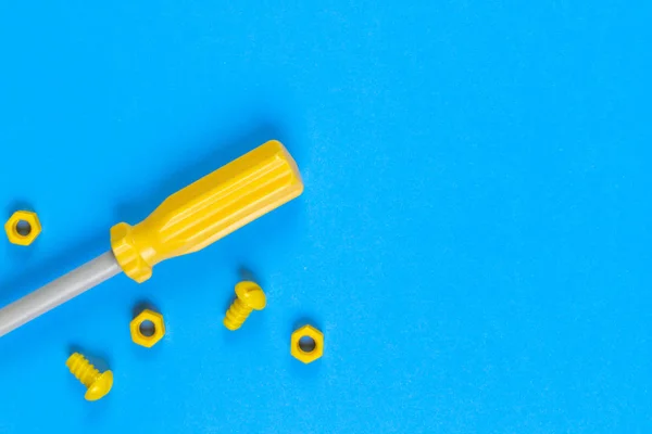 Tło zabawki. Dzieci narzędzia budowlane zabawki na światło niebieskie i żółte tło. — Zdjęcie stockowe