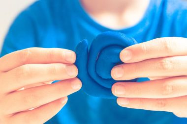 Çocuk modelleme kil veya hamuru ile yapımı oyuncak figür eller