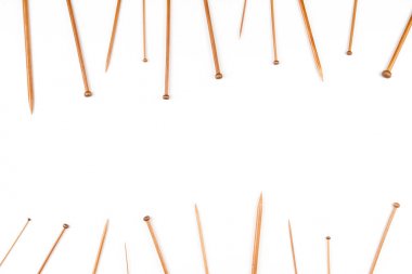 Ahşap bambu örgü beyaz arka plan üzerinde çerçeve kenarlığı olarak düzenlenmiş iğneler