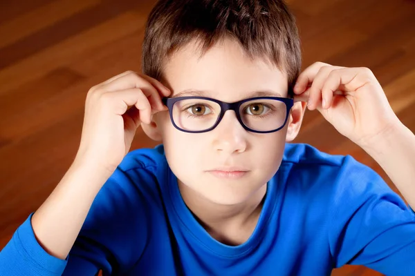 Vackra pojke med glasögon — Stockfoto