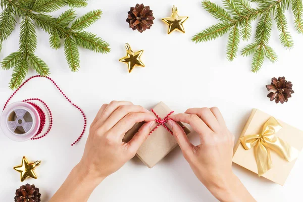 Geschenkverpakking. Vrouw verpakkingen cadeaus voor kerst — Stockfoto
