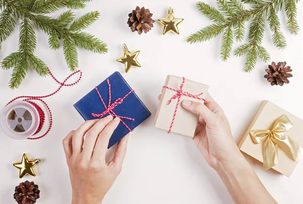 Geschenkverpakking. Vrouw verpakking cadeaus voor kerst — Stockfoto
