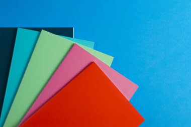 Mavi arka plan üzerinde renkli Notebook