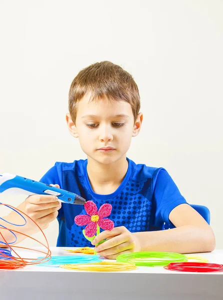 Menino com caneta de impressão 3d criando uma flor — Fotografia de Stock