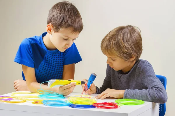 Дети, создающие с помощью 3D-ручки — стоковое фото