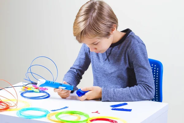 Menino criando com caneta de impressão 3d — Fotografia de Stock