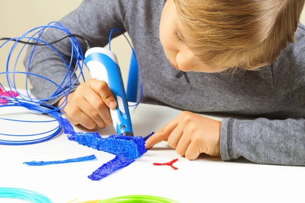 Fokussiertes Kind erstellt neues 3D-Objekt mit 3D-Druckstift — Stockfoto