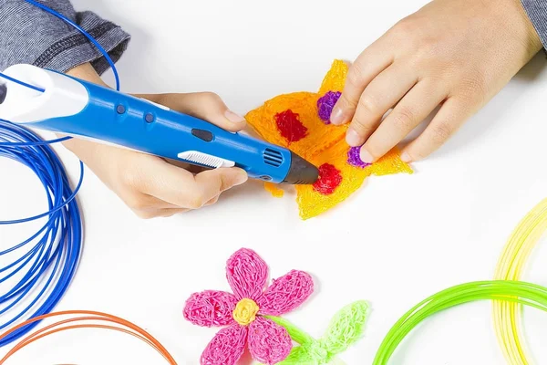 La mano del niño sostiene la pluma azul de la impresión 3D y hace nuevo artículo — Foto de Stock