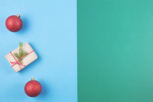 Bola de árbol de Navidad y caja de regalo sobre fondo azul y verde . — Foto de Stock