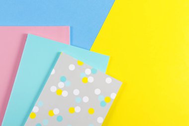 Mavi ve sarı arka plan üzerinde renkli Notebook
