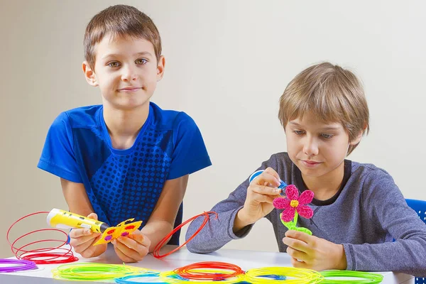 Дети, создающие с помощью 3D-ручки — стоковое фото