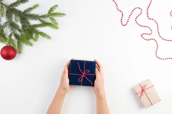 Kerstmis achtergrond. Bovenaanzicht van kid handen met een cadeautje — Stockfoto