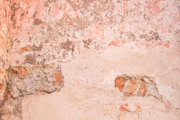 Antigua pared de ladrillo vacío con estructura de yeso pintado agrietado, fondo de textura . — Foto de Stock