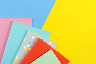 Mavi ve sarı arka plan üzerinde renkli Notebook