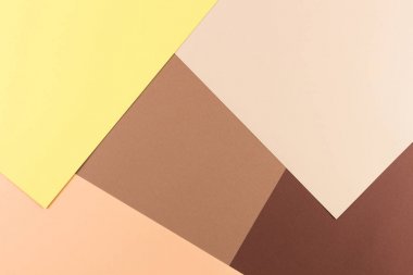 Renkli kağıtlar geometri kompozisyonu arka planı sarı, bej ve kahverengi tonlu.