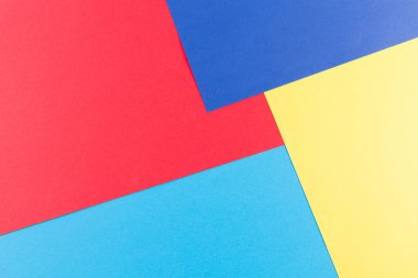 Renkli kağıtlar geometri düz kompozisyon arkaplan sarı, kırmızı ve mavi tonlu