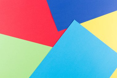 Sarı, yeşil, kırmızı ve mavi tonları ile kağıtları geometri düz kompozisyon arka planını renklendirin