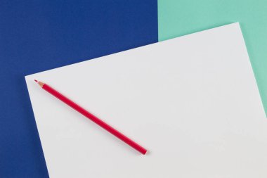 Kalem mavi renk arka plan üzerinde kırmızı boyalı