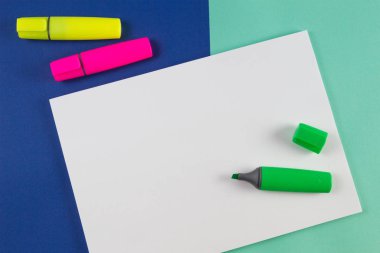 Sarı, pembe ve yeşil vurgulayıcılar işaretleri ile renkli arka plan üzerinde boş sayfa.