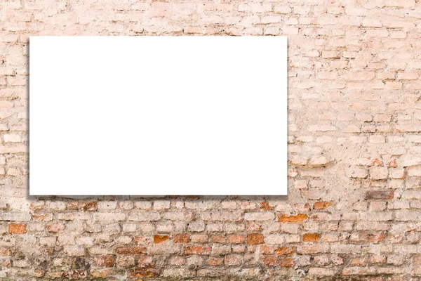 Maquette-toi. Panneau d'affichage vierge, publicité, panneau d'information publique sur le vieux mur de briques rouges — Photo