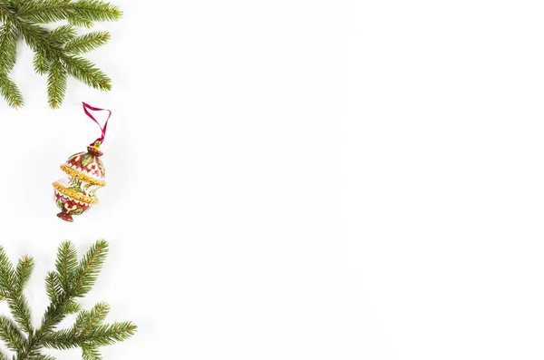 Fundo de Natal com ramos de abeto e decoração xmas no fundo branco — Fotografia de Stock