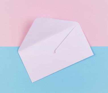 Pembe ve mavi renkli arka plan üzerinde açık zarf