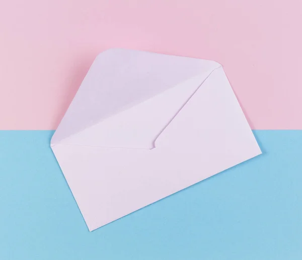 Открытый конверт на цветном розовом и синем фоне — стоковое фото