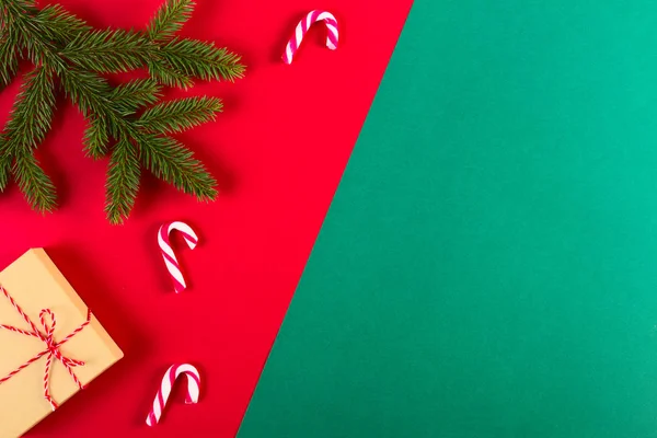 Karácsonyi háttér fenyő, a karácsonyi ajándék doboz és a cukorkát bot. Szemközti nézet. — Stock Fotó