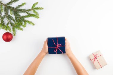 Noel arka plan. Çocuk el hediye tutarak Üstten Görünüm