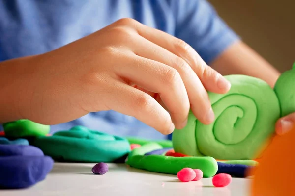 子供手モデリング粘土や粘土で作るおもちゃの人形 — ストック写真