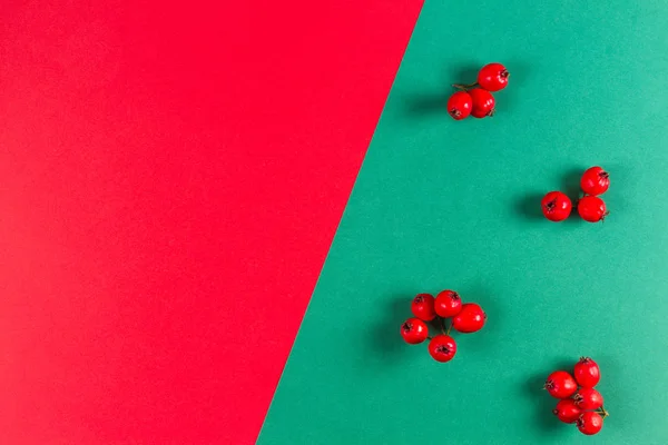 Рождественский фон Минимальная креативная структура ягод на красном и зеленом фоне. Плоский, вид сверху . — стоковое фото