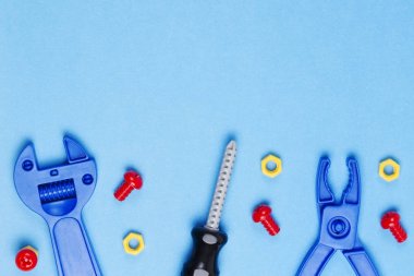 Oyuncaklar arka plan. Mavi arka plan üzerinde oyuncak araçlar. Üstten Görünüm