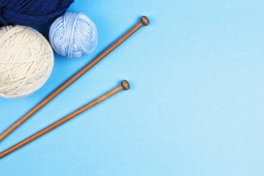 Arka plan örgü. Örgü iğne ve beyaz arka plan üzerinde renkli iplik topları