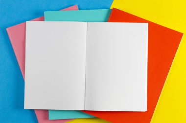 Açık not defteri ve mavi ve sarı arka plan üzerinde renkli Notebook