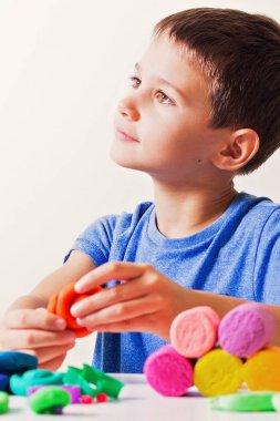 Çocuk oyun ve kil veya hamuru modelleme oluşturma