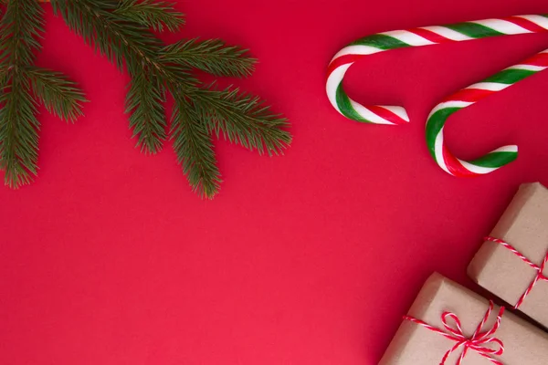 Karácsonyi háttér a karácsonyi ajándékok, fenyő twings és a cukorkát bot. Felülnézet, lapos feküdt. Hely, a szöveg másolása — Stock Fotó
