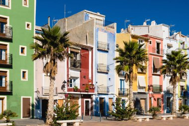 Villajoyosa, İspanya - 9 Kasım: Renkli evler Villajoyosa Villajoyosa, İspanya İspanya üzerinde 9 Kasım 2017 Seaside