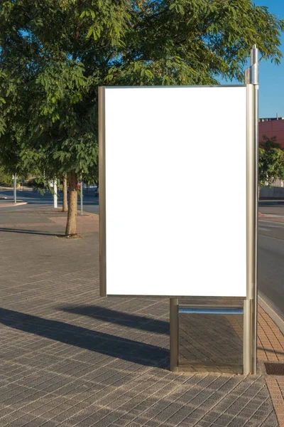 Mock up. Leeg reclamebord buitenshuis, buitenreclame, openbare informatiebord in de stad. — Stockfoto